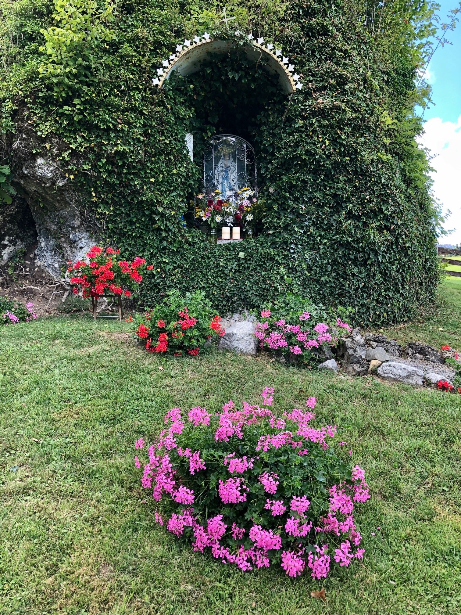 Abendgottesdienst mit Kräuterboschenweihe zu Maria Himmelfahrt an der Lourdesgrotte in Moosbach